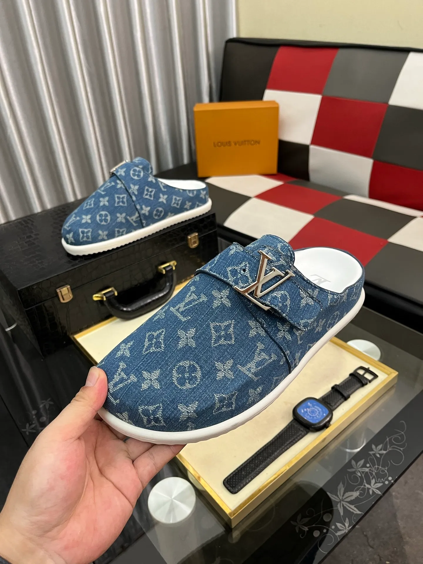 Men's shoes 💰380⌚️⌚️2025 new men's casual sandals and slippers, made of suede cow leather, with Monogram pattern to highlight the trendy style. Adjustable straps illuminated with LV letters, while a resilient insole and micro outsole provide lightweight comfort. Made of suede cow leather with embossed Monogram pattern and brand element metal hardware✅Adjustable straps➕Tough insole‼ ️Micro outsole. Comfortable and easy to wear‼ ️size: 38-443️⃣Colors available